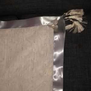 80x58 gorgeous with silver trim table linen